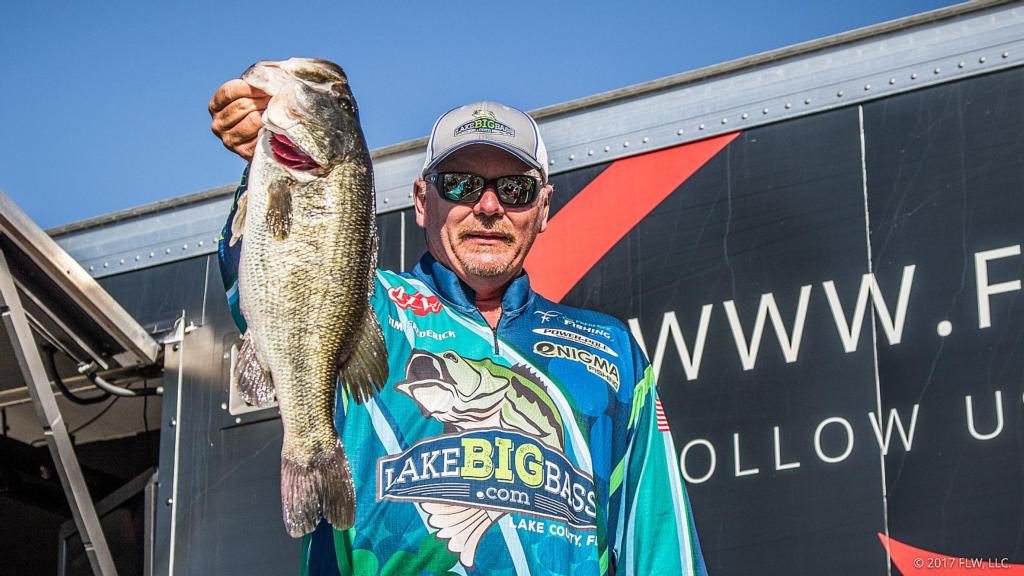 LakeBigBass.com Pro-Angler Tim Frederick holding a Harris Chain Trophy.