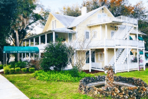 Photo of the Lake Minneola Inn.